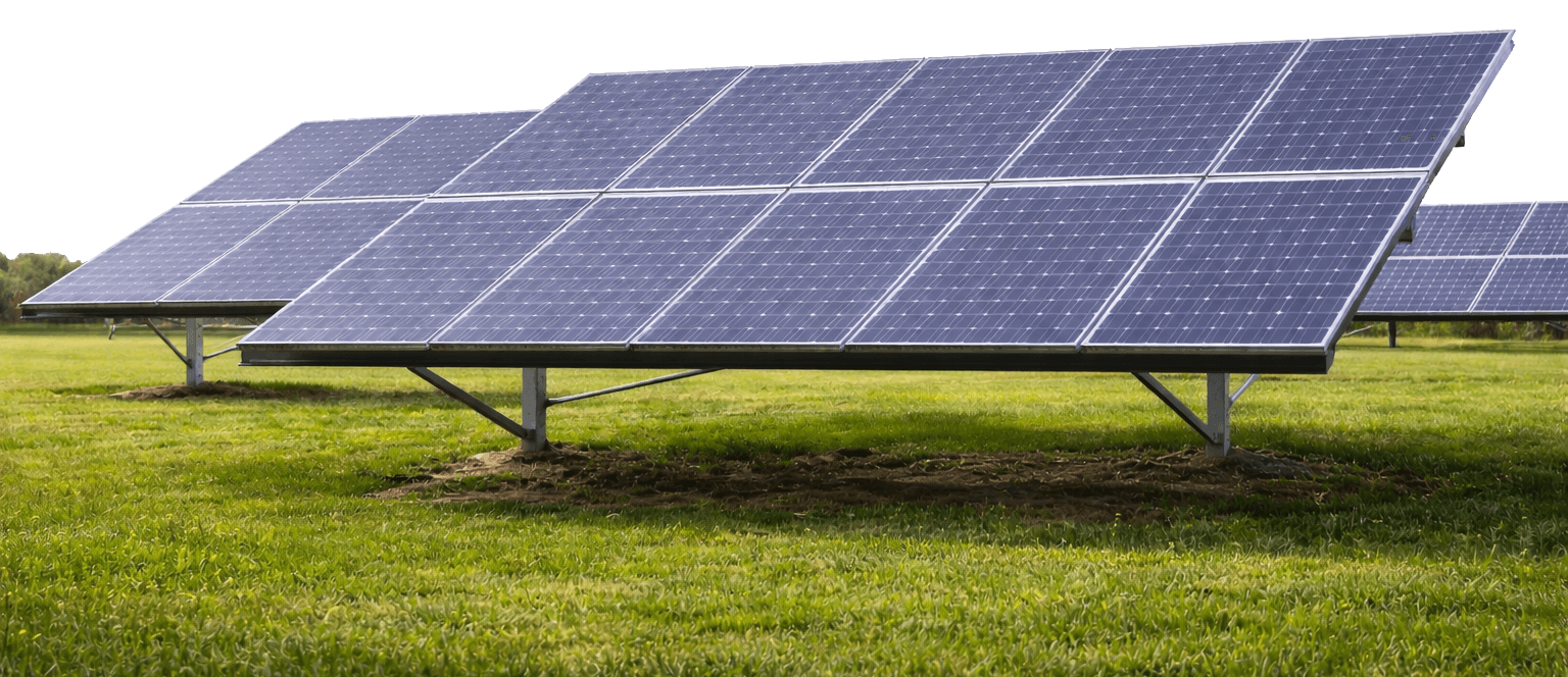 Painéis solares em um campo sob o céu azul.
